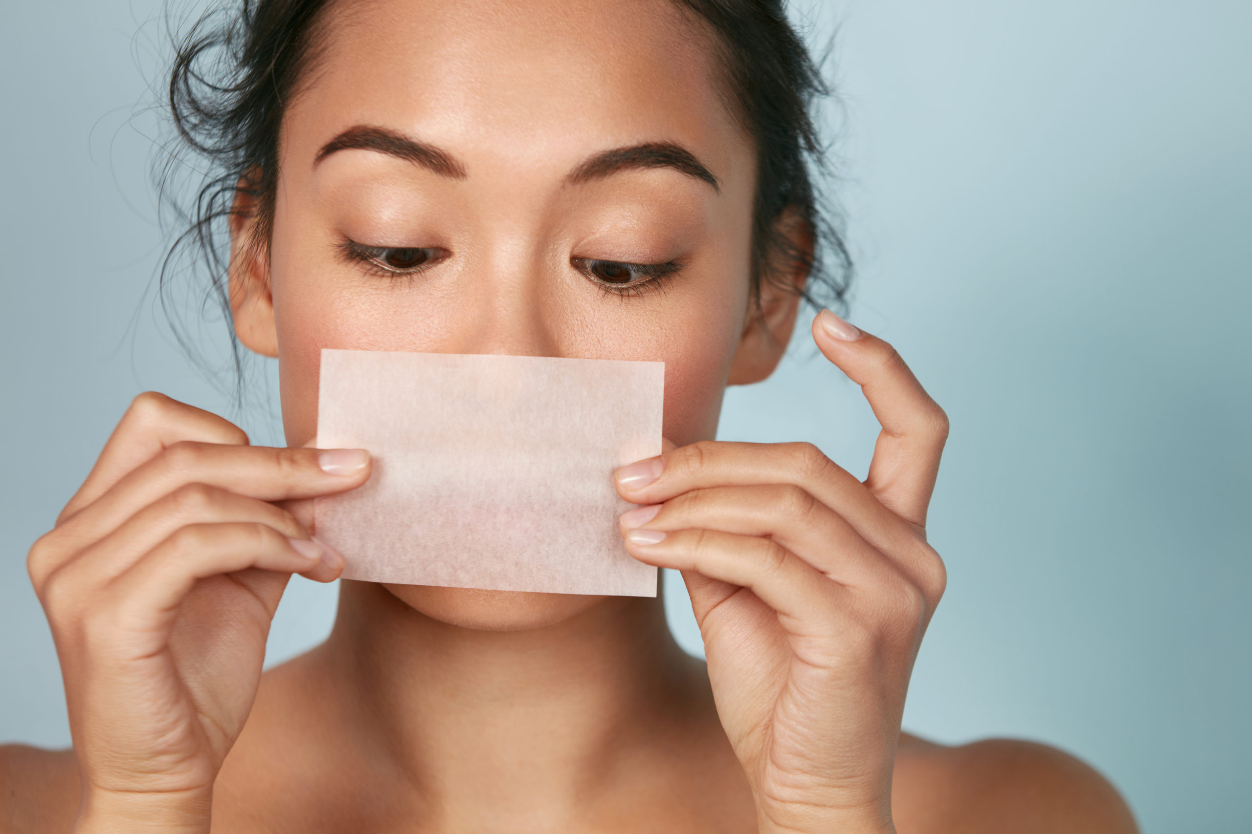 Oily skin. Blotting paper woman. Влагина поглатола лицо.